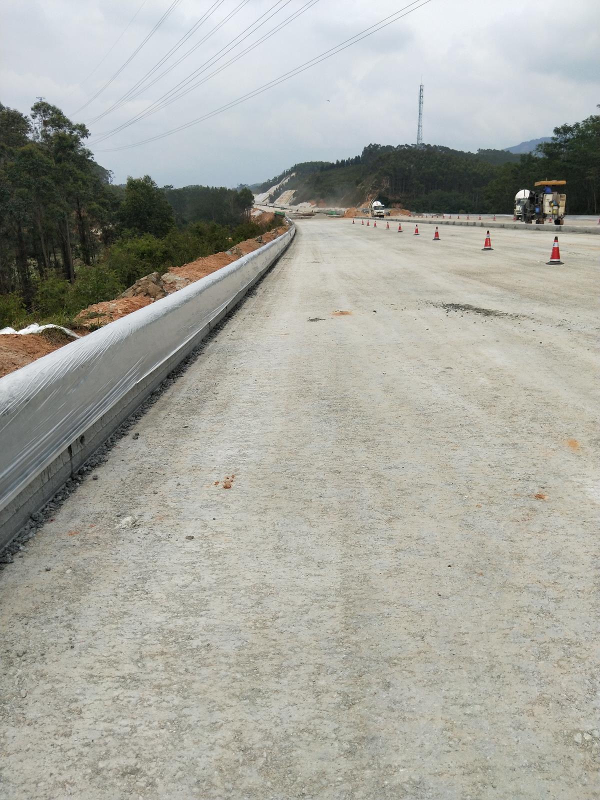 無所不能的混凝土路緣石滑模攤鋪機-新路緣（New curb）NC1300