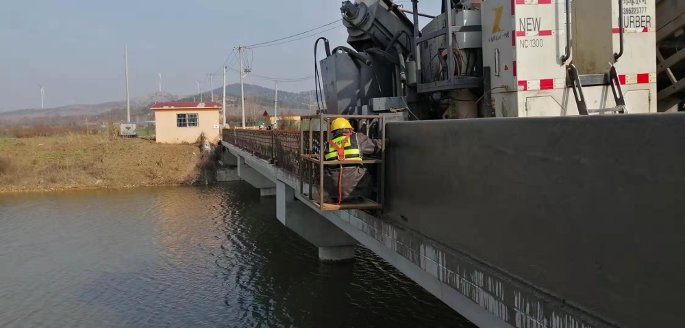 NC1300滑模攤鋪機(jī)在徐州賈汪橋梁防撞護(hù)欄滑模施工