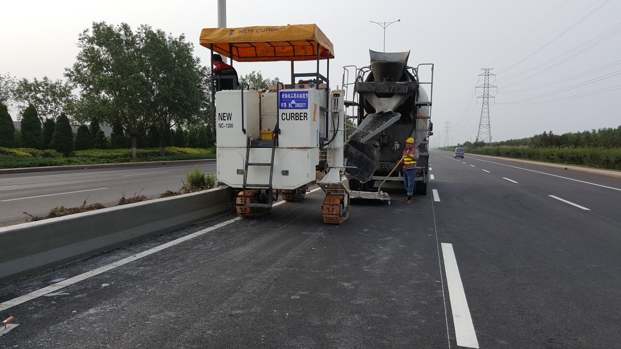 混凝土路緣石滑模成型機(jī)滑模攤鋪中基準(zhǔn)線的重要性